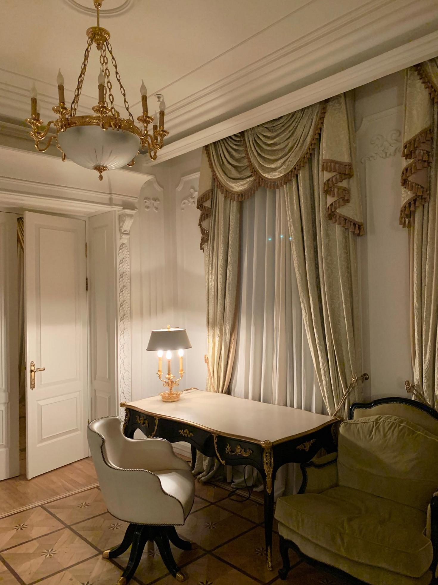 Luxurious suite at The Gilded Harbor Amsterdam